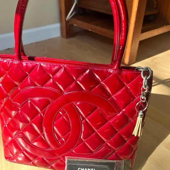 CHANEL Medallion Tote custom dyed with card, sticker in tact - Picture 8 of 17